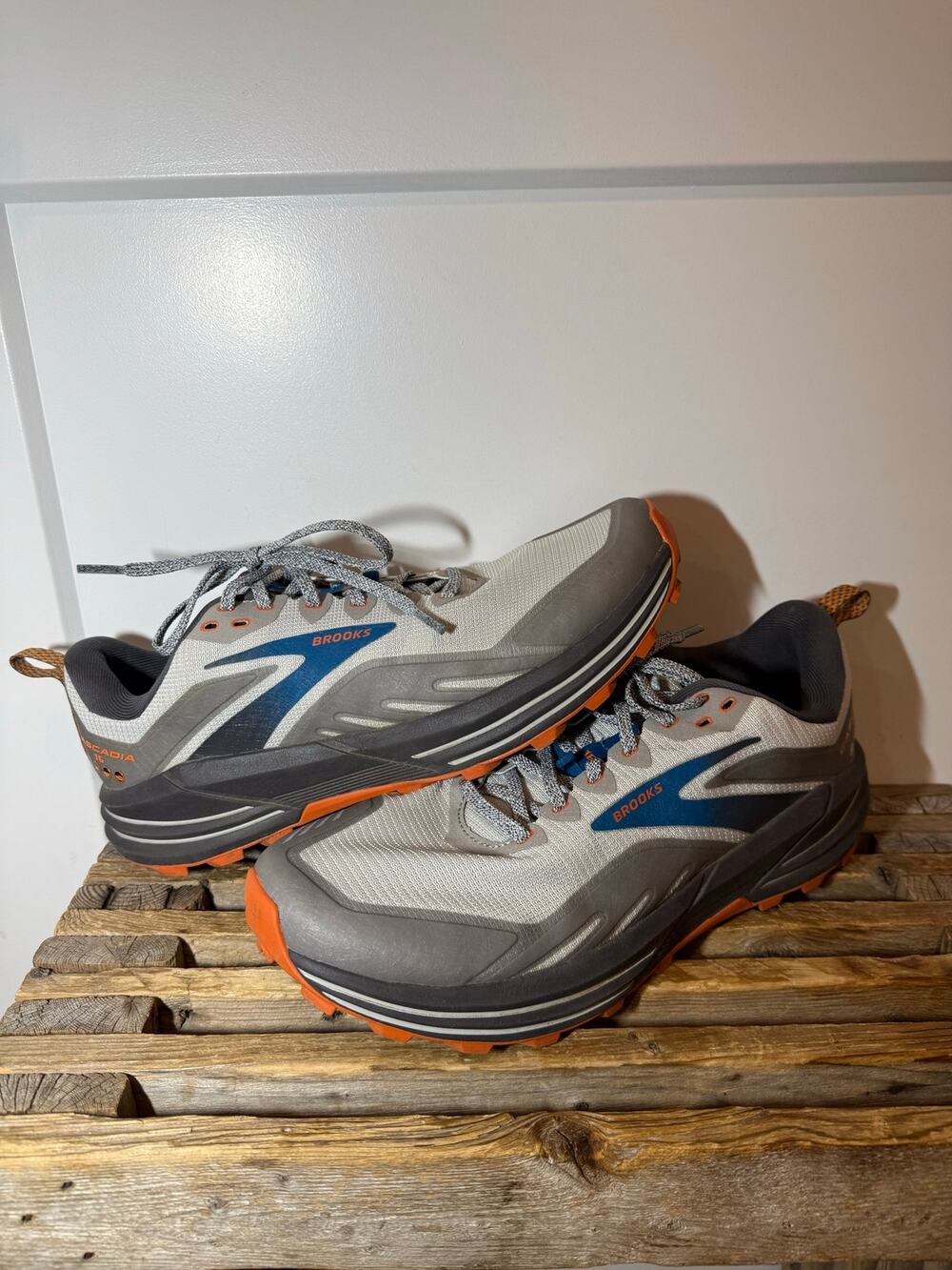 Brooks Cascadia 16 Mens Outdoor Trail Running Sneakers. Hiking Walking Size 11